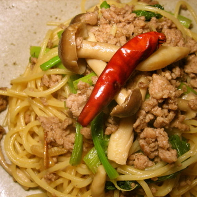 かき菜とひき肉の和風ペペロンチーノ