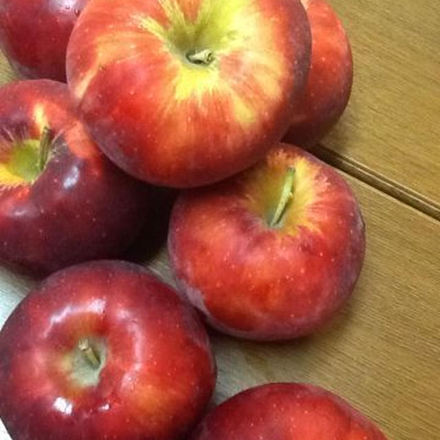 今週のりんごのパイは紅玉です