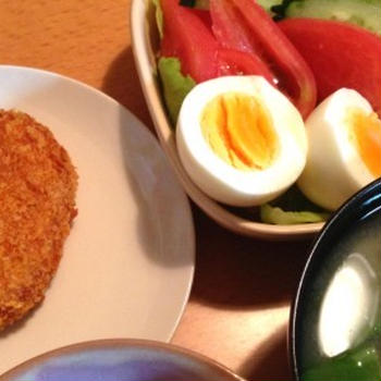コロッケとサラダ