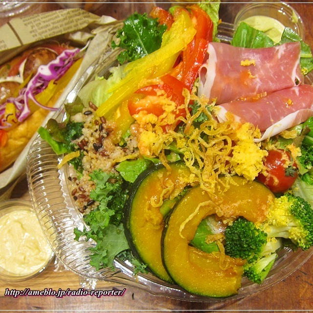 フムスもあるサラダ専門店☆VEGE STAND(ベジ スタンド) マッシュルームドッグおすすめ！