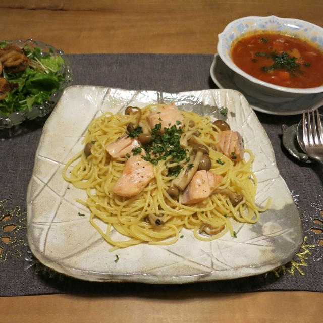 おひとりさま～サーモンとシメジのクリームパスタ　と　アスターの花♪