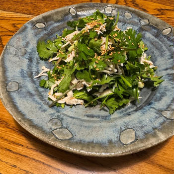 【おうち居酒屋　パクチーサラダ　トマトスライス　肉巻き厚揚げ】