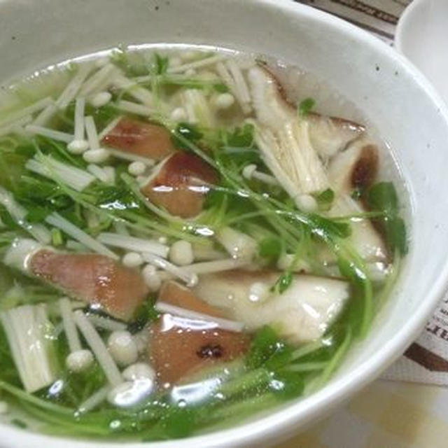 今こそ免疫力アップ♪　きのこと豆苗の中華スープ