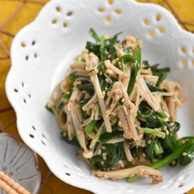レンジで2分加熱するだけで副菜が1品できる♪　にらとえのきのごまナムル