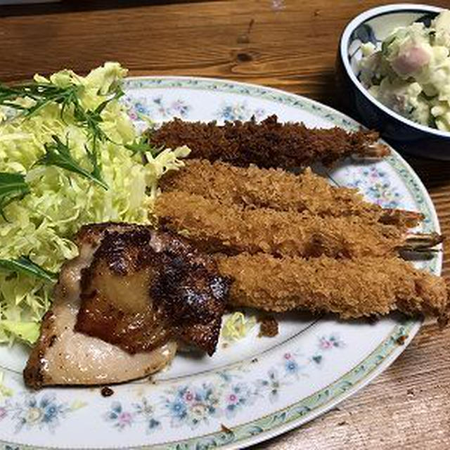 チキンソテーとエビフライとポテサラ