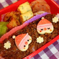 キャラ弁**そぼろごはんにワンポイントサンタさん