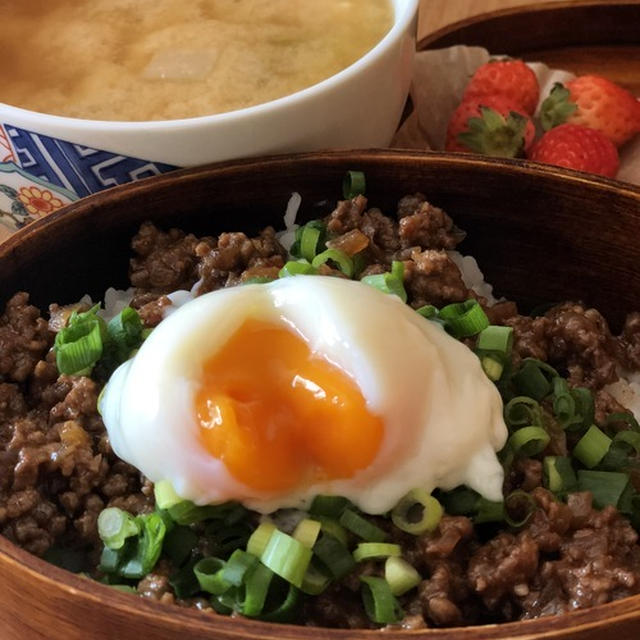 今日のわたしのお弁当( ´ ▽ ` )ピリ辛肉味噌のっけ丼