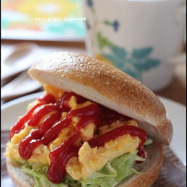 食べるの大変・・・ベーグルサンド。