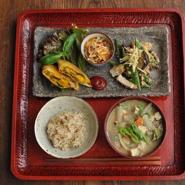 一汁三菜ごはん◆お野菜と酒粕のおみおつけ、南瓜とテンペのサモサ風、いんげん・茄子・厚揚げ・鶏肉の炒め物、切り干し大根・柿・アーモンドの酢の物