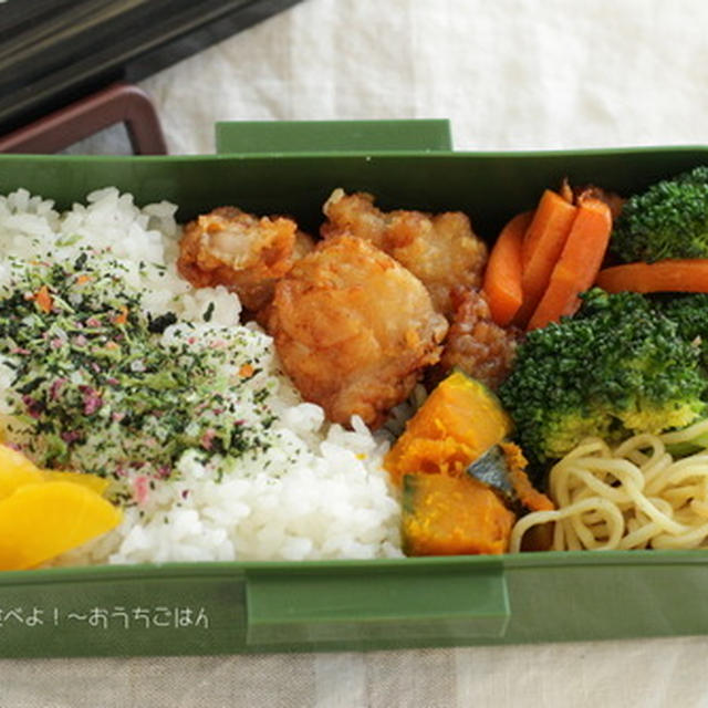 今日の中２男子弁当～唐揚げとねぎ塩焼きそば