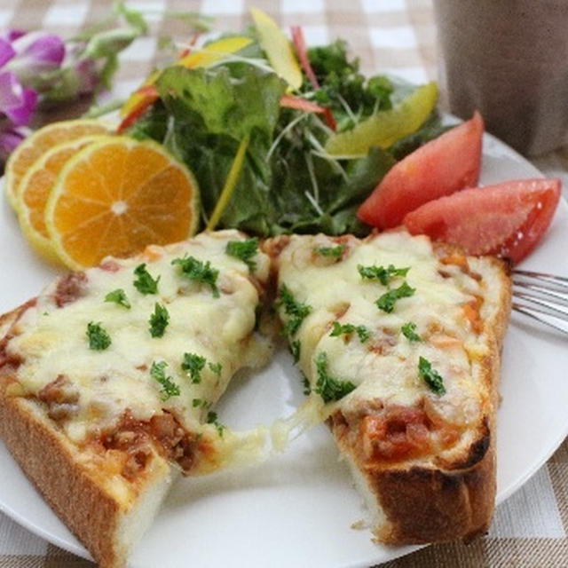 角食でミートソースのピザトーストと抹茶のチーズケーキ♪