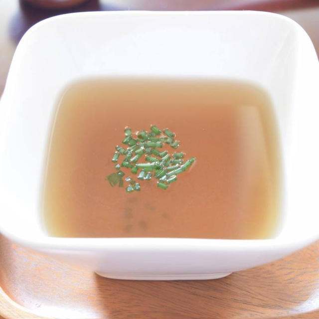 干し椎茸の戻し汁と自家製チャイブのスープ