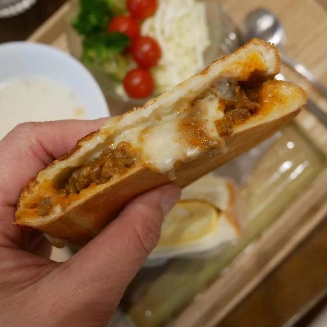 ボロネーゼハヤシのリメイクホットサンド