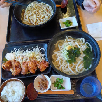 親孝行うどん本店　水曜日は大盛り無料よ。