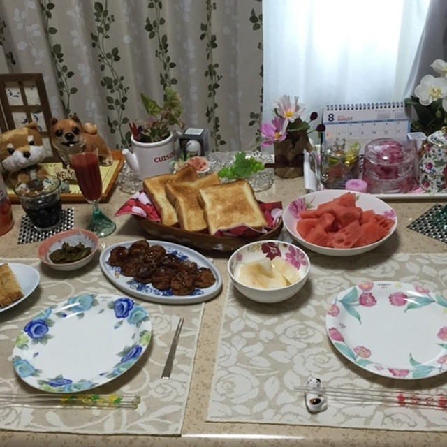 なんでもありの朝食と秋を感じる玄関