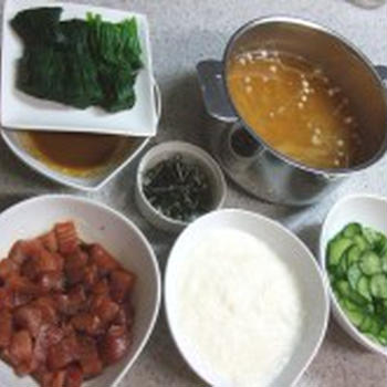 山かけ鉄火丼献立　♪　と、突発疹の赤いポツポツ