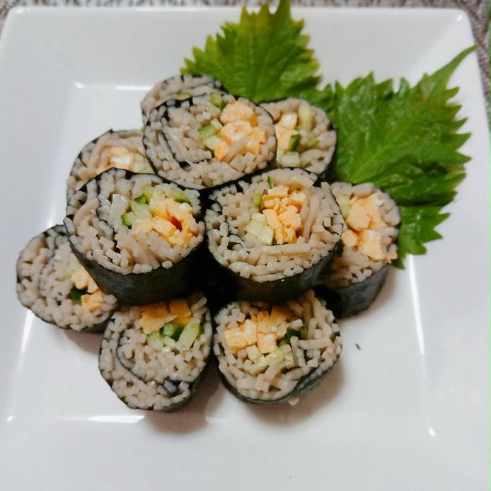 錦糸卵ときゅうり入りそば寿司の輪切りが盛られている皿