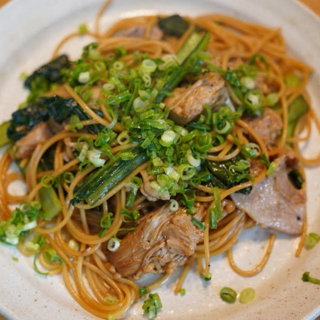 たまり醤油バターで食べる豚と小松菜とえのきだけのロメスパ