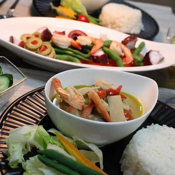 グリーンカレーの缶詰を使えば、夕食は１０分でＯＫ！