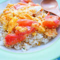 とろとろ卵とトマト炒めかけ五目炒飯の簡単ランチ