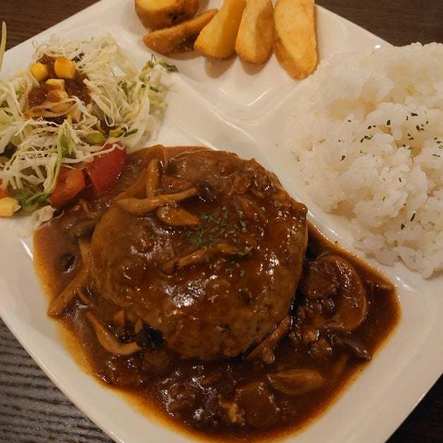バグダッドカフェで音（おん）タイム・ハンバーグプレート、スパゲティグラタンセット。