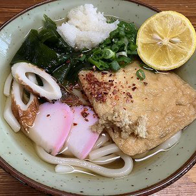 家うどん。餃子八宝菜。雛人形飾りつけ