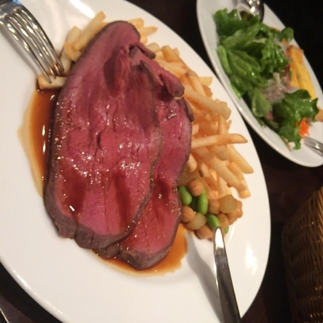 パリ風ビストロで「ローストビーフランチ」