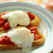 ガーリックブレッドの温泉卵とトマトソースのせ　＊Poached Egg and Tomato Sauce on Garlic Bread＊