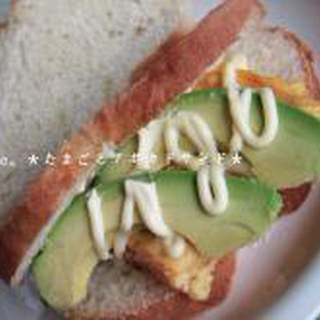 ブロッコリーとブラックオリーブのパスタ＊とたまごとアボカドのサンド。