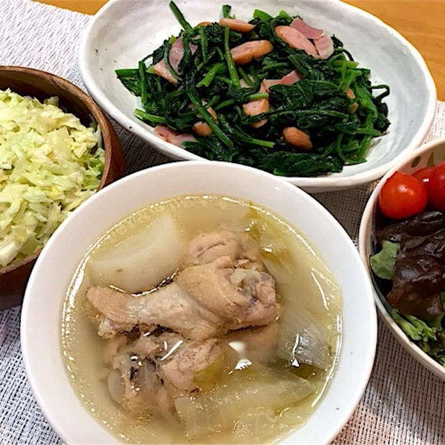 ほろほろの手羽元スープ＆ほうれん草のバター炒めは長男くん興味津々❁︎