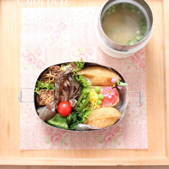 お稲荷さん　青椒肉絲丼のお弁当　