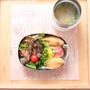 お稲荷さん　青椒肉絲丼のお弁当　