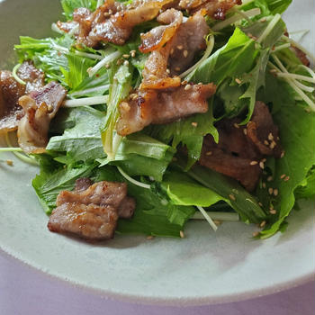 【五香粉・ごま・スイートチリソース】中華香る かりっと豚と水菜のサラダ