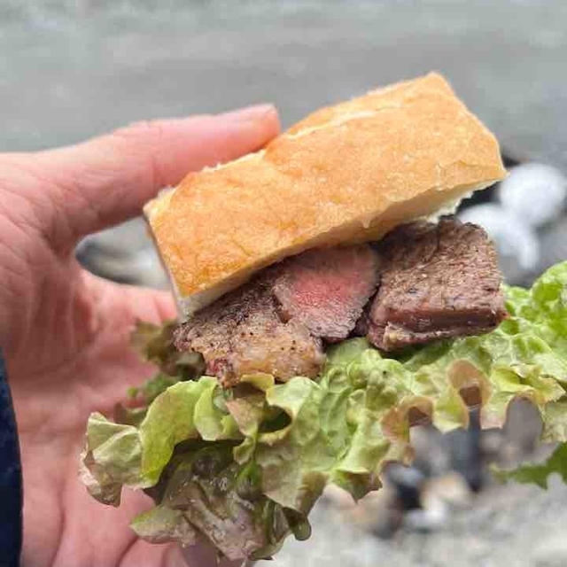 イノシシの肉は焚き火キャンプにぴったり。絶品「シシ肉炭火焼サンド」で朝食を