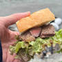イノシシの肉は焚き火キャンプにぴったり。絶品「シシ肉炭火焼サンド」で朝食を