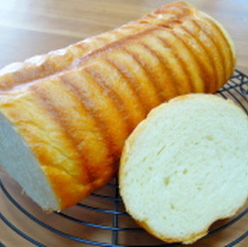 生クリームたっぷりのトヨ型パン。