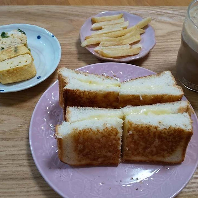 チーズトーストとカフェオレ