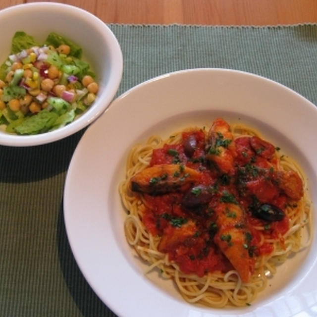 サバのトマトソース・スパゲティとひよこ豆のサラダ