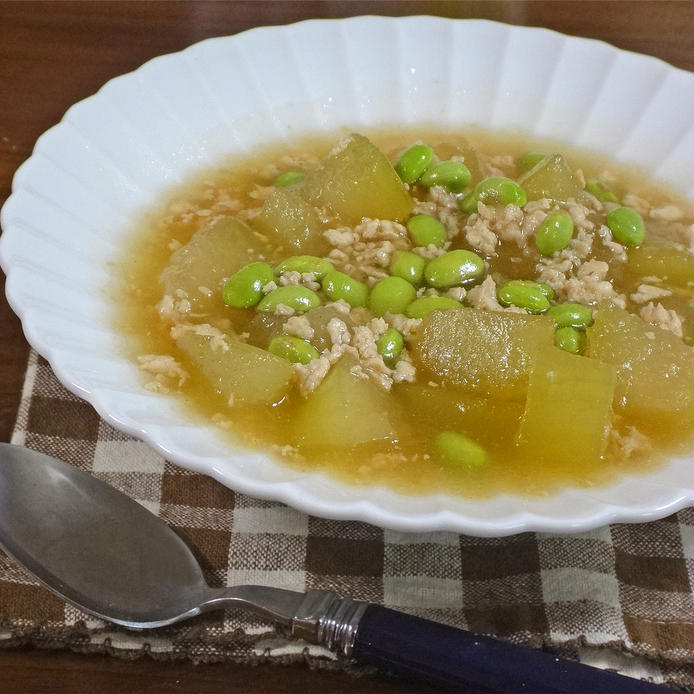 白いお皿に盛られた鶏ひき肉と枝豆の冬瓜スープ