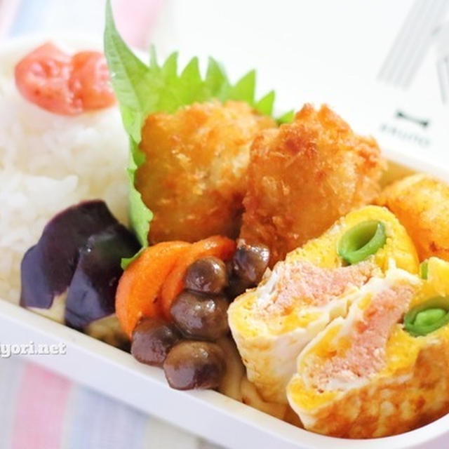 【弁当】卵焼きより簡単な卵のおかず｜具入りの半折り目玉焼き（今日は明太子＋スナップエンドウ）