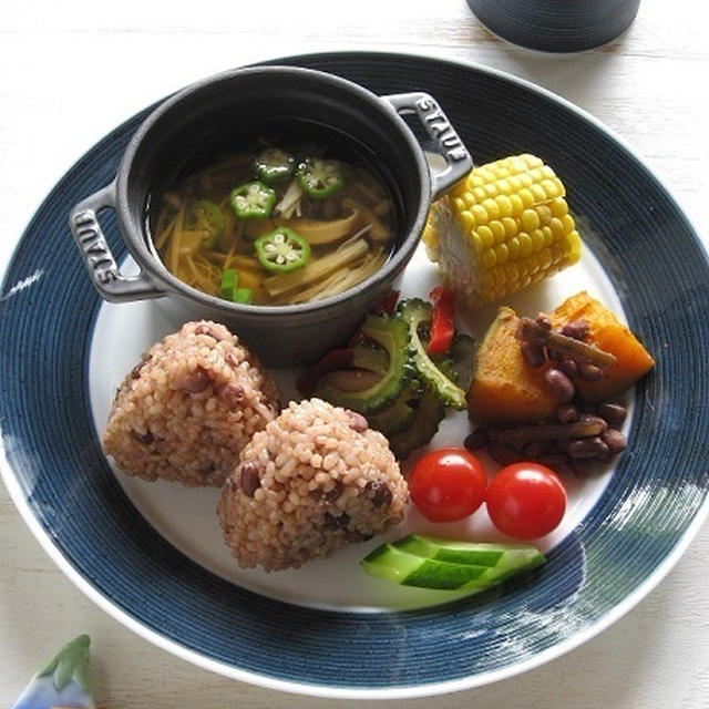 玄米おにぎりと夏野菜のワンプレート