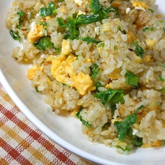簡単、時短！残り物でパパっと晩ご飯は、、わさび菜としらすのこんがり炒飯。