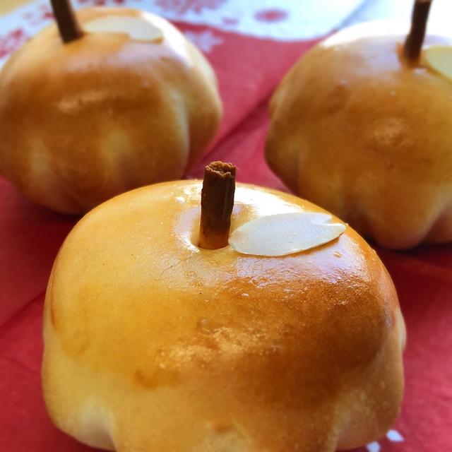 りんご煮だけでもおいしー。オーブンで作れる！「ブリオッシュ型でりんごパン」