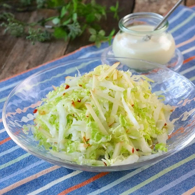 ヨーグルトドレッシングでモリモリ食べる♪ 白菜とりんごのサラダ (レシピ)