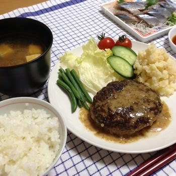 ハンバーグごはんの日。