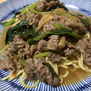 牛肉と小松菜の揚げ焼きそば