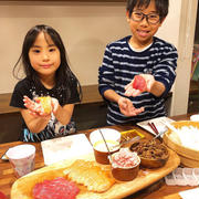 100円グッズを使ってお寿司屋さんごっこをしましょう！