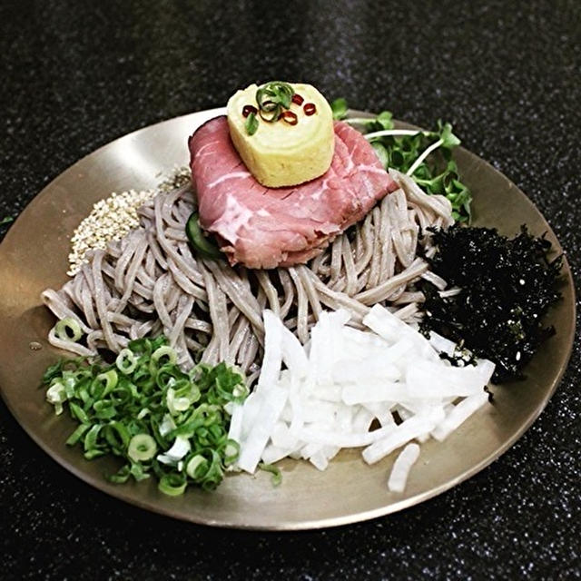 日本のお蕎麦で、韓国風のぶっかけえごま油蕎麦とビビン蕎麦