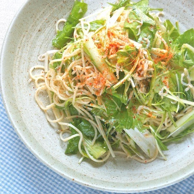 シビれる辛さが旨い〜サラダ小松菜としらすのペペロンチーニ。