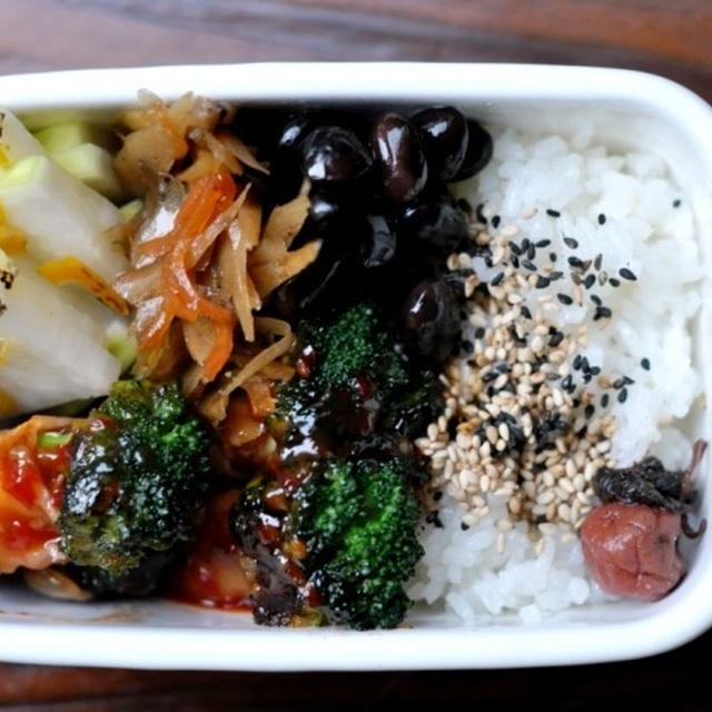 ブロッコリーの無理やり肉巻き弁当。